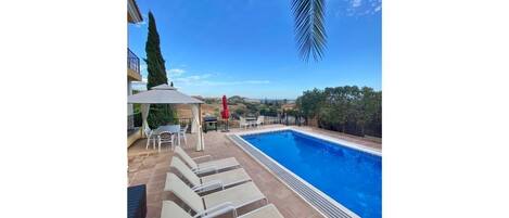 Una piscina al aire libre, una piscina climatizada
