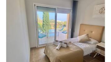 3 slaapkamers, een strijkplank/strijkijzer, reisbedje, gratis wifi