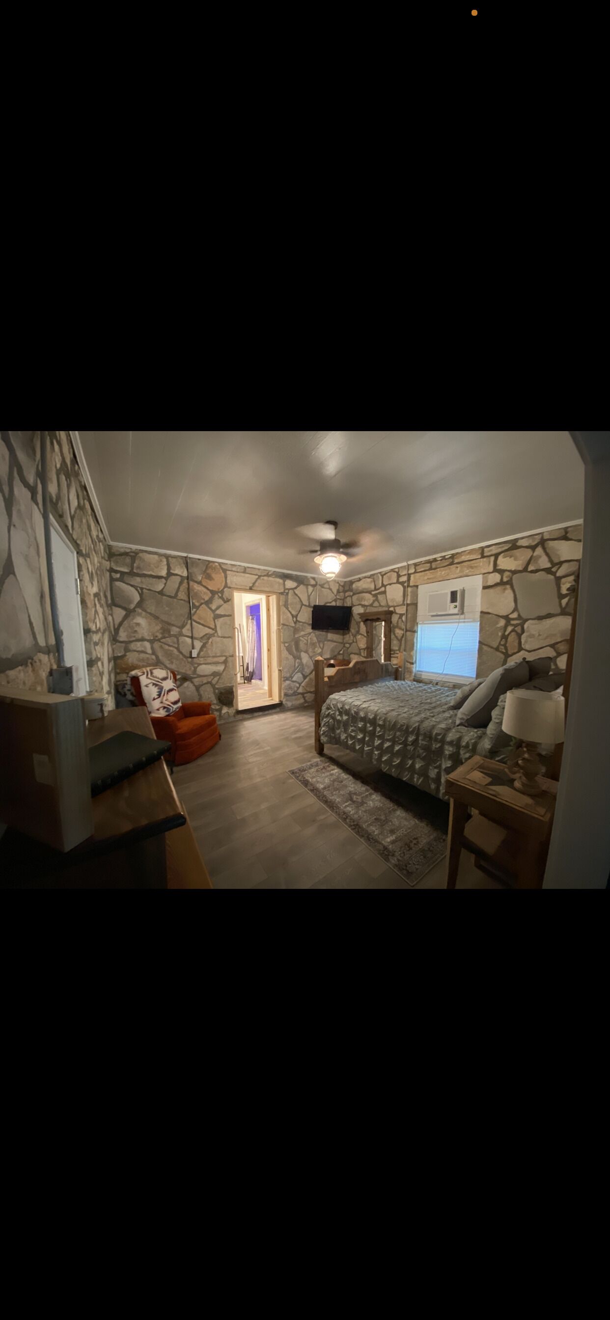 Cozy Rock Cottage w/awesome bathroom in town (pet friendly)