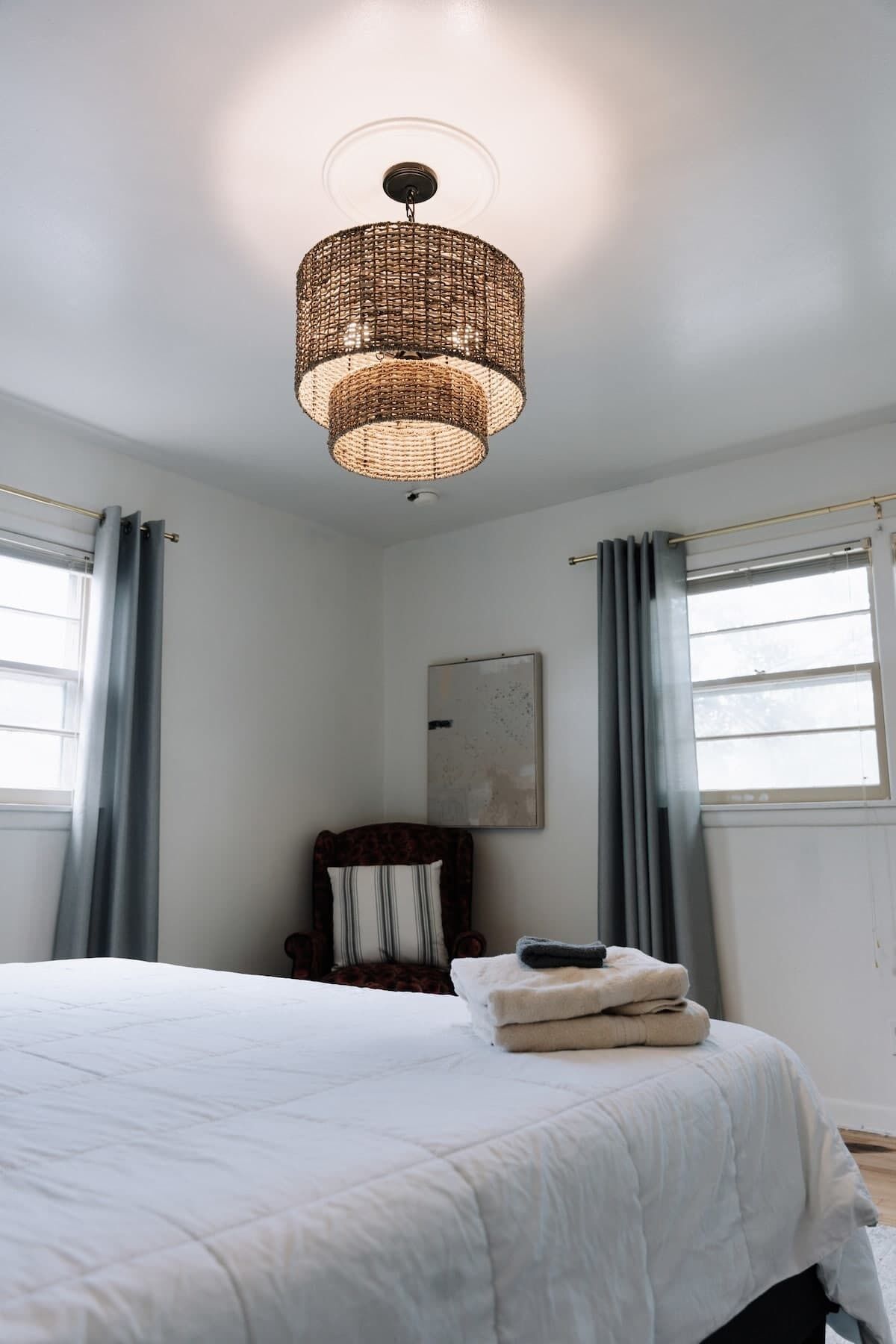 3 habitaciones, tabla de planchar con plancha, wifi y ropa de cama 