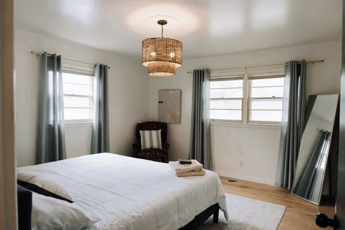 3 bedrooms, iron/ironing board, WiFi, bed sheets