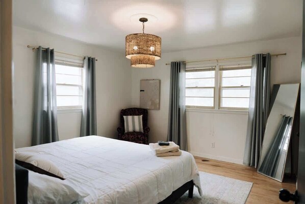 3 chambres, fer et planche à repasser, Wi-Fi, draps fournis