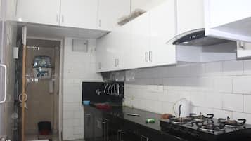Køleskab, mikrobølgeovn, kogeplade, elkedel