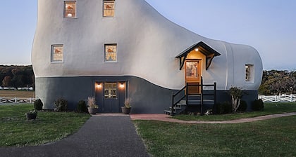 Iconic "Haines Shoe House" - Hot Tub & Firepit - Featured On HGTV