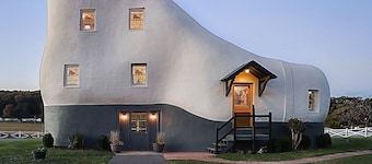 Iconic "Haines Shoe House" - Hot Tub & Firepit - Featured On HGTV