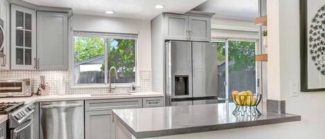 Réfrigérateur, micro-ondes, four, plaque de cuisson