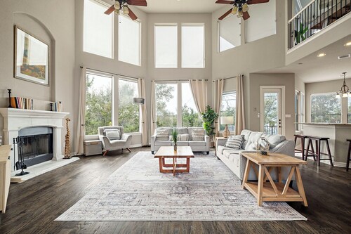 Mini Mansion ~ 3 Kings ~ Games + Movie Theater ~ 65” TV ~ Marina 7 mins