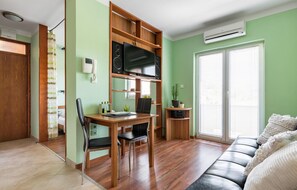 3 bedrooms, travel crib, free WiFi, bed sheets - Awesome home in Split with WiFi (Split)