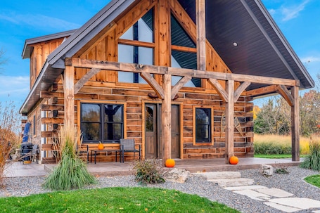 Exterior. Rustic Hideaway Sleeps 4 HOT TUB