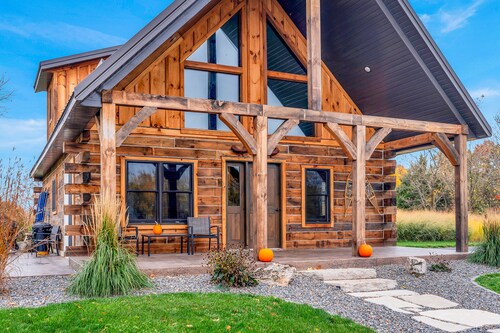 Rustic Hideaway Sleeps 4 HOT TUB