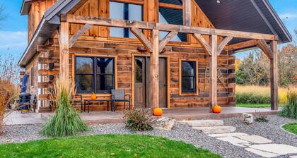 Rustic Hideaway Sleeps 4 HOT TUB