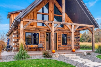 Rustic Hideaway Sleeps 4 HOT TUB