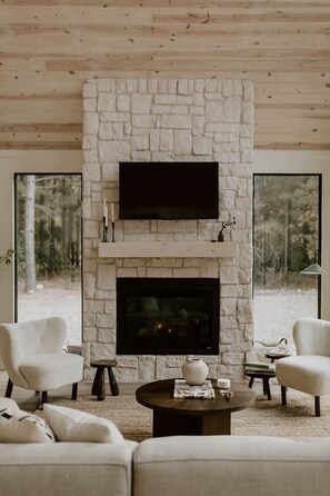 TV, fireplace - The Denizen – Luxury Cabin Nestled Among the Pines (Broken Bow)