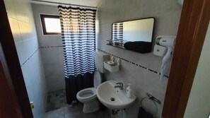 Dusche, Haartrockner, Handtücher, Toilettenpapier