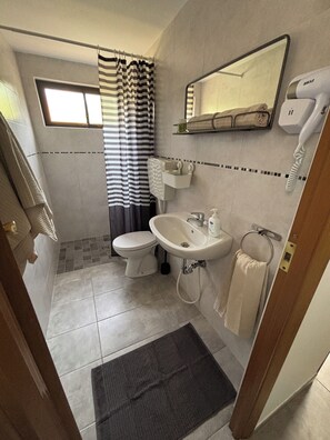 Shower, hair dryer, towels, toilet paper - Bungalow Fuin 12 (CIN IT027044B4AZWRKV7O) (Cavallino-Treporti (VE))