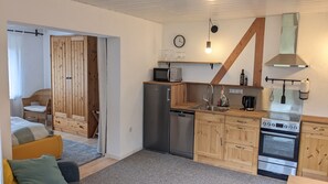 Køleskab, mikrobølgeovn, ovn, kogeplade