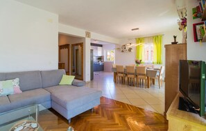 TV - 4 bedroom cozy apartment in Vrboska (Vrboska)