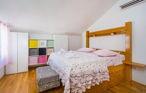 4 bedrooms, travel cot, free WiFi, bed sheets