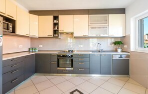 Kjøleskap, ovn, kokeplater og oppvaskmaskin