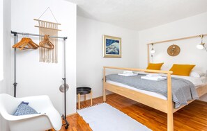 4 bedrooms, iron/ironing board, travel cot, free WiFi - Awesome home in Risika (Risika)