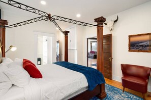3 habitaciones, escritorio y tabla de planchar con plancha 