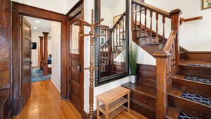 A wooden staircase with a mirror and a potted plant. - Mountain Manor in Sandy| HotTub |3KingBeds| MtHood (Sandy)