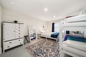 3 habitaciones, escritorio y tabla de planchar con plancha 