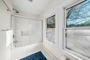 Bathtub, free toiletries, hair dryer, towels