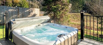 Mountain Manor in Sandy| HotTub |3KingBeds| MtHood