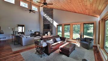 Älytelevisio, takka, pöytäjalkapallopöytä