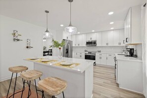 冰箱、微波炉、烤箱、炉灶