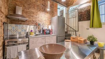 Frigorifero, piano cottura, lavastoviglie, macchina per tè/caffè