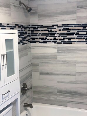 Combinazione doccia/vasca, asciugamani, sapone, carta igienica