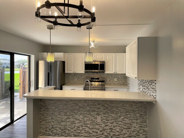 Fridge, microwave, oven, stovetop - Beautifully redone Townhome Near Everything in West Palm Beach (West Palm Beach)