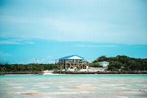 Plage, chaises longues, serviettes de plage