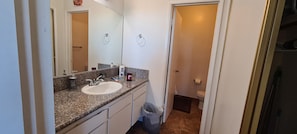 淋浴/盆浴组合、吹风机、毛巾、肥皂