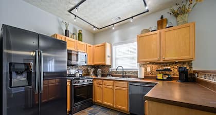 Townhome Near Outlets — 10% Week / 15% Month