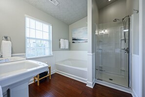Combined shower/tub, hair dryer, towels