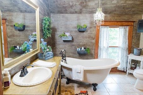 Bathtub, towels, soap, shampoo. Spacious Farmhouse beautifully decorated waiting for laughs and memories
