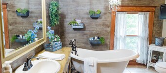 Spacious Farmhouse beautifully decorated waiting for laughs and memories 
