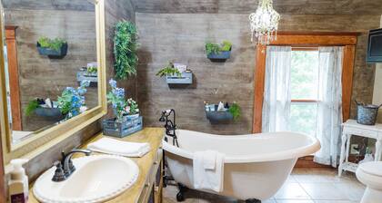 Spacious Farmhouse beautifully decorated waiting for laughs and memories