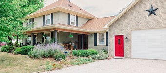 Spacious Farmhouse beautifully decorated waiting for laughs and memories 