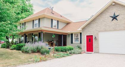 Spacious Farmhouse beautifully decorated waiting for laughs and memories