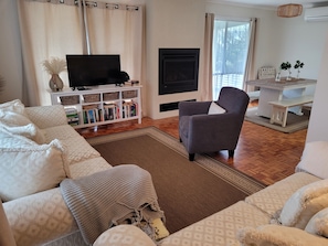 تلفزيون ذكي، مدفأة، كُتُب، ستيريو