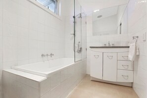 Bathtub - 3 bedroom, 2 bathroom townhouse in CBD (Warrnambool)