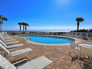 Una piscina cubierta