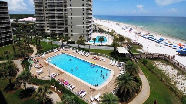 A high-rise hotel with a pool and beach access. - Beautiful Ground Floor with a Panoramic View of the Gulf of Mexico (Orange Beach)
