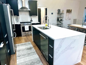 Geladeira, micro-ondas, fogão, cooktop