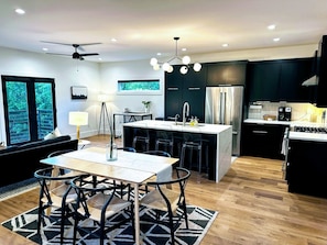 Geladeira, micro-ondas, fogão, cooktop