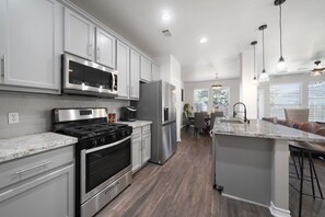 Fridge, microwave, oven, stovetop - Cozy Retreat home in the Heart of Conroe (Conroe)